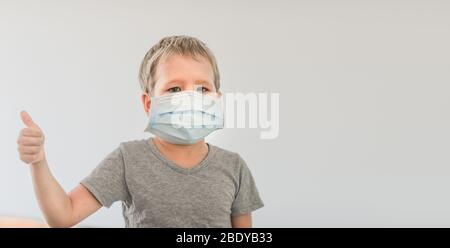 Junge tragen Gesichtsmaske Einweg, um Virusinfektion zu vermeiden. Coronavirus stoppen Stockfoto