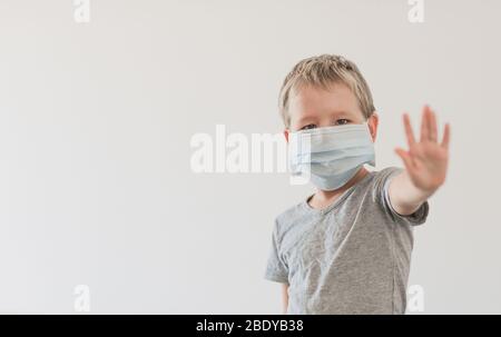 Junge tragen Gesichtsmaske Einweg, um Virusinfektion zu vermeiden. Coronavirus stoppen Stockfoto