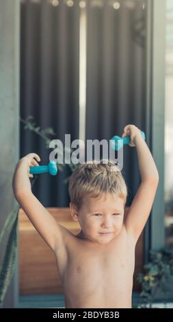 Porträt eines Jungen, der Übungen macht. Selbstisolierung zu Hause Stockfoto