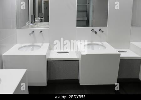 Interieur in einem Raum mit Waschbecken in öffentlichen Toiletten Stockfoto