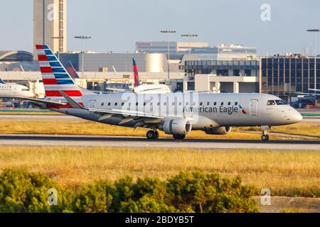 Los Angeles, Kalifornien – 14. April 2019: American Eagle Compass Airlines Embraer 175 Flugzeug am Los Angeles International Airport (LAX) in Californi Stockfoto