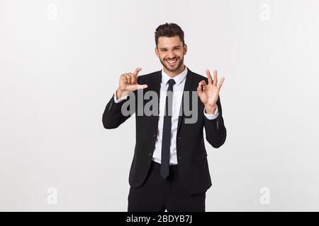Ein selbstbewusster und erfolgreicher, schöner Geschäftsmann mit schwarzem Anzug und Schnurrbart. In einem Anzug zeigt ein Zeichen der Zustimmung und berät ein Produkt oder eine Dienstleistung Stockfoto