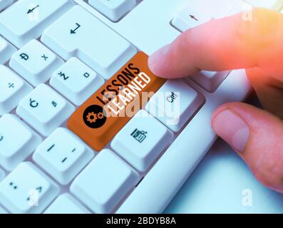 Schreiben Hinweis Übersicht Lektionen gelernt. Business Konzept für das Wissen oder Verständnis von Erfahrungen Stockfoto