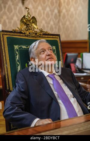 Der mexikanische Präsident Andres Manuel Lopez Obrador (besser bekannt als AMLO) geht durch den Nationalpalast in Mexiko-Stadt, Mexiko, 29. Juli 2019. AMLO ist der Führer der Morena politischen Partei. Stockfoto