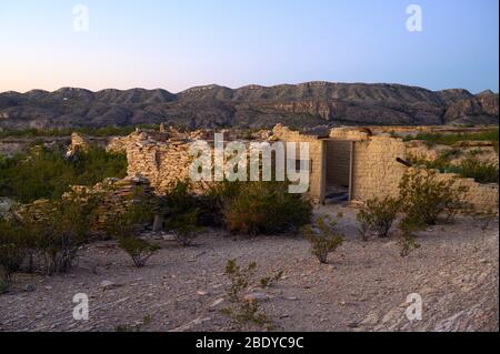 Die Ruinen eines ehemaligen Silberbergbaulagers sind in Terlingua Ghost Town in West Texas, nahe dem Big Bend National Park, erhalten. Stockfoto