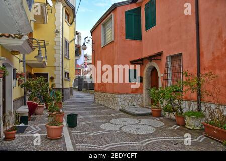 Eine enge Straße zwischen den Häusern von Monteverde, einer Stadt in der Provinz Avellino, Italien Stockfoto