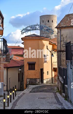 Eine enge Straße zwischen den Häusern von Monteverde, einer Stadt in der Provinz Avellino, Italien Stockfoto