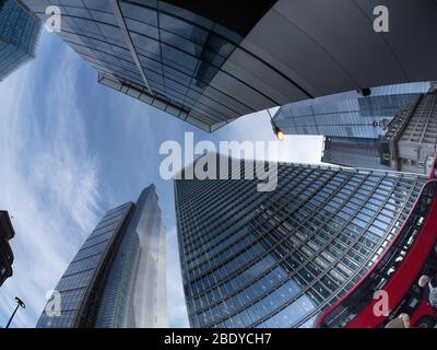 100 Bishopsgate, London Wolkenkratzer Hauptquartier der Royal Bank of Canada, hinter rotem Bus. Der Heron Tower befindet sich auf der linken Seite Stockfoto