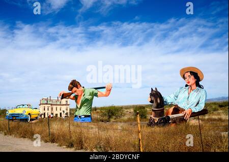 Diese Attraktion am Straßenrand in der Nähe von Marfa, Texas, Giant Marfa, zollt dem Film "Giant" Tribut, in dem James Dean und Liz Taylor in den Hauptrollen zu sehen sind. Stockfoto