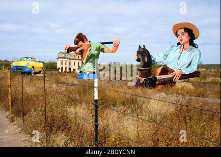 Diese Attraktion am Straßenrand in der Nähe von Marfa, Texas, Giant Marfa, zollt dem Film "Giant" Tribut, in dem James Dean und Liz Taylor in den Hauptrollen zu sehen sind. Stockfoto