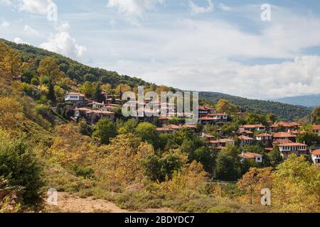 Die alte Stadt Palaios Panteleiomonas, Touristenattraktion in Griechenland. Leptokaria Reiseziel in Ost-Mazedonien. Luftaufnahme. Stockfoto