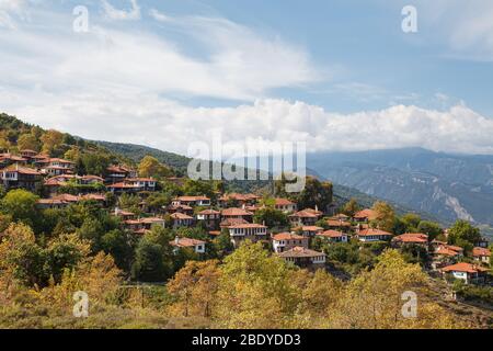 Die alte Stadt Palaios Panteleiomonas, Touristenattraktion in Griechenland. Leptokaria Reiseziel in Ost-Mazedonien. Luftaufnahme. Stockfoto