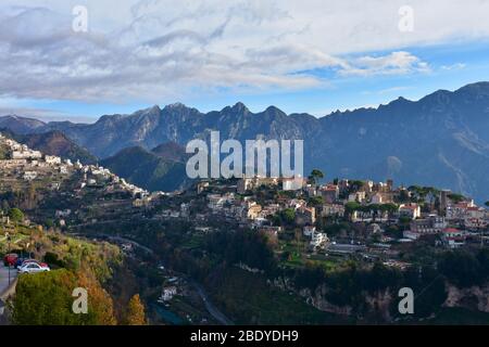 Panoramablick auf Ravello, eine Stadt an der Amalfiküste, Italien Stockfoto