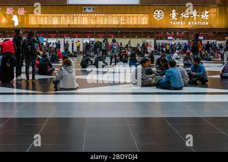TAIPEI, TAIWAN - 9. FEBRUAR 2016: Reisende warten in der Ticket-Lobby am Bahnhof Taipei Stockfoto