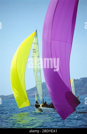 Guernsey. Segelyacht Chaos unter Spinnaker, Rennen vor der Küste. Stockfoto