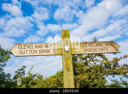 Das Schild Cleveland Way, Wegweiser in Sutton Bank, North Yorkshire, England. VEREINIGTES KÖNIGREICH Stockfoto