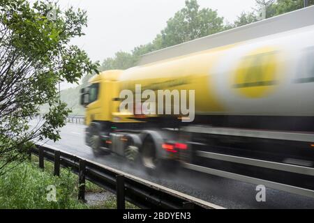 Morrisons Tankwagen, LKW, LKW bei starkem Regen auf der zweispurigen A19, Nordostengland. GROSSBRITANNIEN Stockfoto