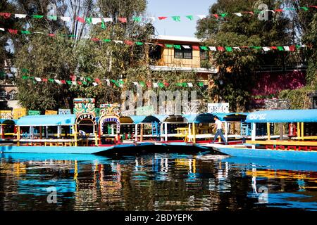 Boote auf den Kanälen von Xochimilco in Mexiko-Stadt Stockfoto