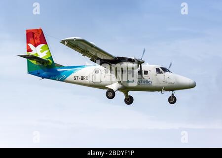 Praslin, Seychellen - 7. Februar 2020: Air Seychelles DHC-6-400 Twin Otter Airplane am Flughafen Praslin (PRI) auf den Seychellen. Stockfoto