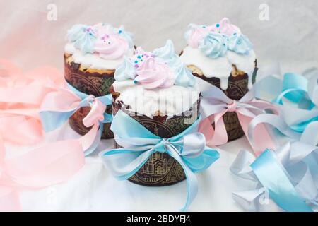 Russisches osterbrot kulich in zarten Pastellrosa und blauen Farben. Weißer Hintergrund. Stockfoto