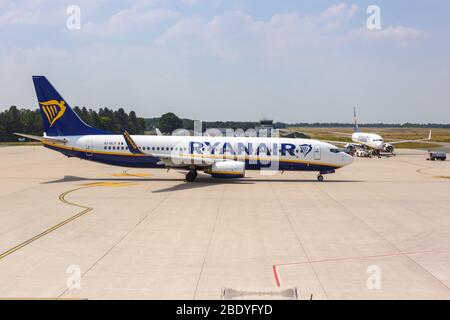 Weeze, Deutschland – 23. Juni 2019: Ryanair Boeing 737 Flugzeug am Flughafen Weeze Niederrhein (NRN) in Deutschland. Boeing ist ein amerikanischer Flugzeughersteller Stockfoto