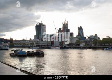 Gherkin NatWest Tower Cheesegrater Walkie Talkie im Bau Gebäude in der City of London Skyline bei Nacht Dunkle City of London, EC2N Stockfoto