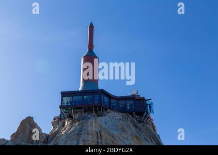 Aiguille du Midi (3,842 Meter) ist ein Gipfel des Mont Blanc-Massivs in den französischen Alpen. Es ist ein beliebtes Touristenziel und kann direkt erreicht werden Stockfoto
