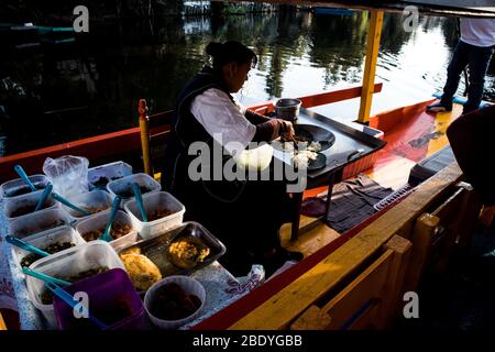 Frau bereitet Quesadillas auf Kanälen von Xochimilco, Mexiko Stockfoto