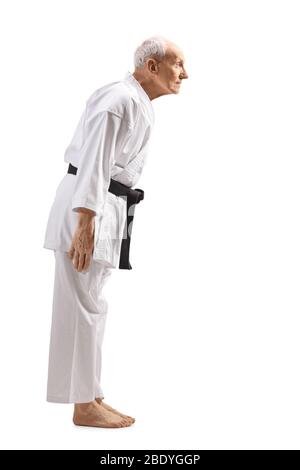 Full Length Profil Aufnahme eines Senior Karate Meister in Kimono isoliert auf weißem Hintergrund Stockfoto