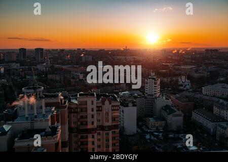 Sonnenuntergang über Abend Woronesch. Luftaufnahme zum Wohngebiet Stockfoto