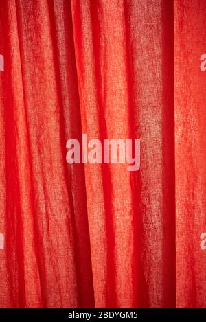 Roter Hintergrund. Roter Stoff Hintergrund. Roter Stoff Textur Nahaufnahme, nützlich für Hintergrund. Stockfoto