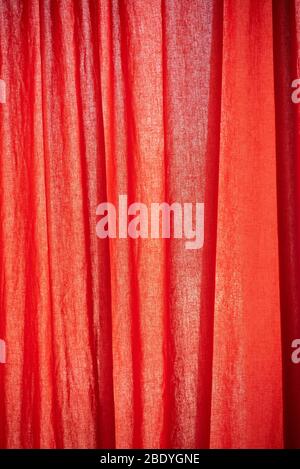 Roter Hintergrund. Roter Stoff Hintergrund. Roter Stoff Textur Nahaufnahme, nützlich für Hintergrund. Stockfoto
