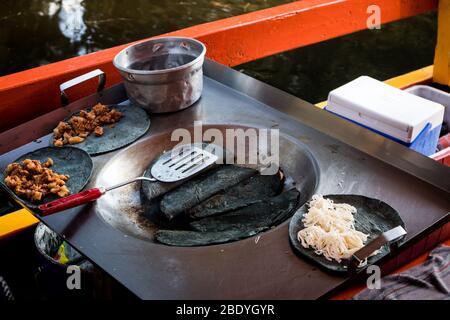 Quesadillas auf einem Boot auf den Kanälen von Xochimilco, Mexiko-Stadt, Mexiko vorbereitet Stockfoto