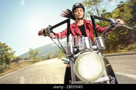 Junge Biker auf einem Motorrad auf der Straße Stockfoto