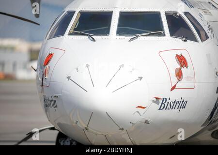 Otopeni, Rumänien - 9. April 2020: Tarom (die operierende Fluggesellschaft Rumäniens) Flugzeug auf Henri Coanda International Airport. Stockfoto