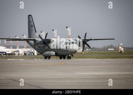 Otopeni, Rumänien - 9. April 2020: Alenia C-27J Spartan Militärflugzeug der rumänischen Luftwaffe auf dem Internationalen Flughafen Henri Coanda. Stockfoto