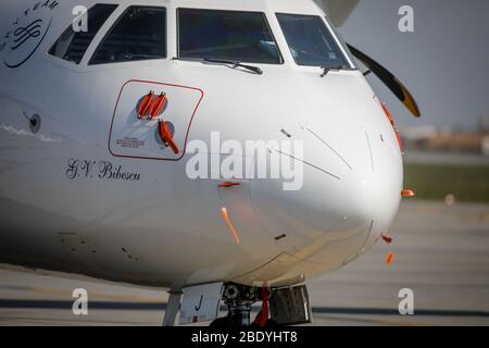 Otopeni, Rumänien - 9. April 2020: Tarom (die operierende Fluggesellschaft Rumäniens) Flugzeug auf Henri Coanda International Airport. Stockfoto