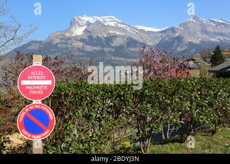 accès Interdit. Propriété privée. Ne pas stationner. Signalpanneau. Aiguilles de Warens. Saint-Gervais-les-Bains. Haute-Savoie. Frankreich. Stockfoto