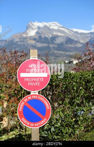accès Interdit. Propriété privée. Ne pas stationner. Signalpanneau. Aiguilles de Warens. Saint-Gervais-les-Bains. Haute-Savoie. Frankreich. Stockfoto