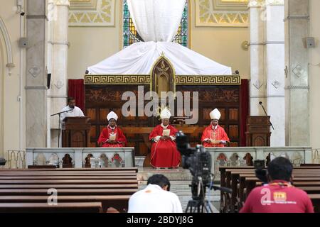 31. März 2020, Colombo, Sri Lanka: Verlassen Sie die Allerheiligen-Kirche während einer Live-Übertragung der Karfreitagsgottesmesse in der fast menschenleeren Allerheiligen-Kirche während einer InselAusgangssperre aufgrund der Corona-Viruskrise. Am Karfreitag gedenken Christen auf der ganzen Welt der Kreuzigung Jesu. (Bild: © Harshana Johanas/SOPA Images via ZUMA Wire) Stockfoto