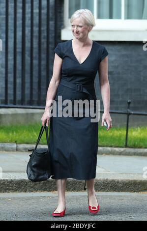 Die leitende Krankenpflegerin für England Ruth May verlässt die Downing Street 10 in London nach dem täglichen Mediengespräch über Coronavirus (COVID-19). Stockfoto