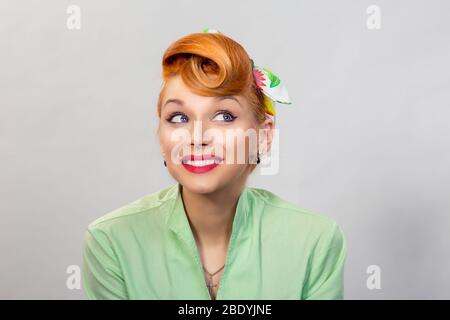 Tagträumen. Closeup roten Kopf junge Frau ziemlich lächelnd Pinup Mädchen grünen Knopf Hemd überrascht angenehm überrascht begeistert träumen von Liebe lookin Stockfoto