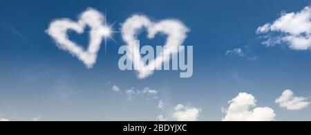 Zwei Wolken Herzen am Himmel. Stockfoto