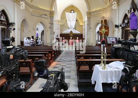 31. März 2020, Colombo, Sri Lanka: Verlassen Sie die Allerheiligen-Kirche während einer Live-Übertragung der Karfreitagsgottesmesse in der fast menschenleeren Allerheiligen-Kirche während einer InselAusgangssperre aufgrund der Corona-Viruskrise. Am Karfreitag gedenken Christen auf der ganzen Welt der Kreuzigung Jesu. (Bild: © Harshana Johanas/SOPA Images via ZUMA Wire) Stockfoto