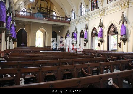 31. März 2020, Colombo, Sri Lanka: Verlassen Sie die Allerheiligen-Kirche während einer Live-Übertragung der Karfreitagsgottesmesse in der fast menschenleeren Allerheiligen-Kirche während einer InselAusgangssperre aufgrund der Corona-Viruskrise. Am Karfreitag gedenken Christen auf der ganzen Welt der Kreuzigung Jesu. (Bild: © Harshana Johanas/SOPA Images via ZUMA Wire) Stockfoto