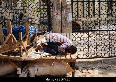 Dhaka, Bangladesch. April 2020. Die Menschen führen das Jumma-Gebet mit Handschuhen und Masken an der Außenseite der Baitul Mukarram Moschee durch, da sie nicht in die Moschee gehen durften. Die Regierung von Bangladesch hat alle Gebete, einschließlich der Freitagsgemeinden in Moscheen, ausgesetzt, um die Verbreitung von CoVid-19 zu verhindern. Die Zahl der Todesopfer wurde auf 27 erhöht und 424 Menschen wurden bisher von COVID-19 infiziert. (Foto: MD. Rakibul Hasan/Pacific Press/Sipa USA) Quelle: SIPA USA/Alamy Live News Stockfoto