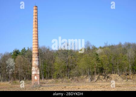 Hohe Industrie Kamin steht allein in der Mitte eines leeren Ödland einzigen Rest der früheren Fabrik zala County ungarn Stockfoto