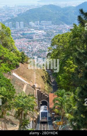 Die Penang Hill Railway mit George Town im Hintergrund. Die Seilbahn fährt von Air ITAM zum Skywalk auf Penang Hill, Air ITAM, Penang, Stockfoto