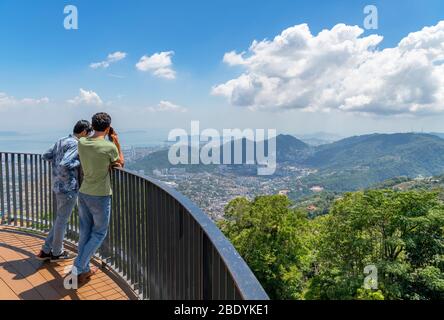 Blick über George Town vom Skywalk auf Penang Hill, Air ITAM, Penang, Malaysia Stockfoto