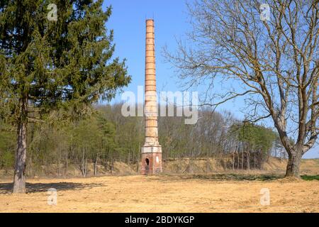 Hohe Industrie Kamin steht allein in der Mitte eines leeren Ödland einzigen Rest der früheren Fabrik zala County ungarn Stockfoto